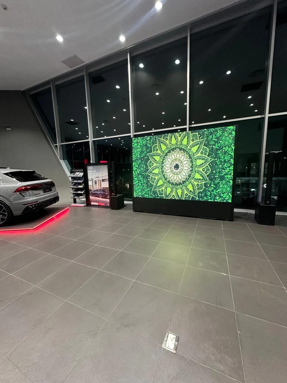 Écran LED d'intérieur diffusant un motif décoratif dans un showroom Audi