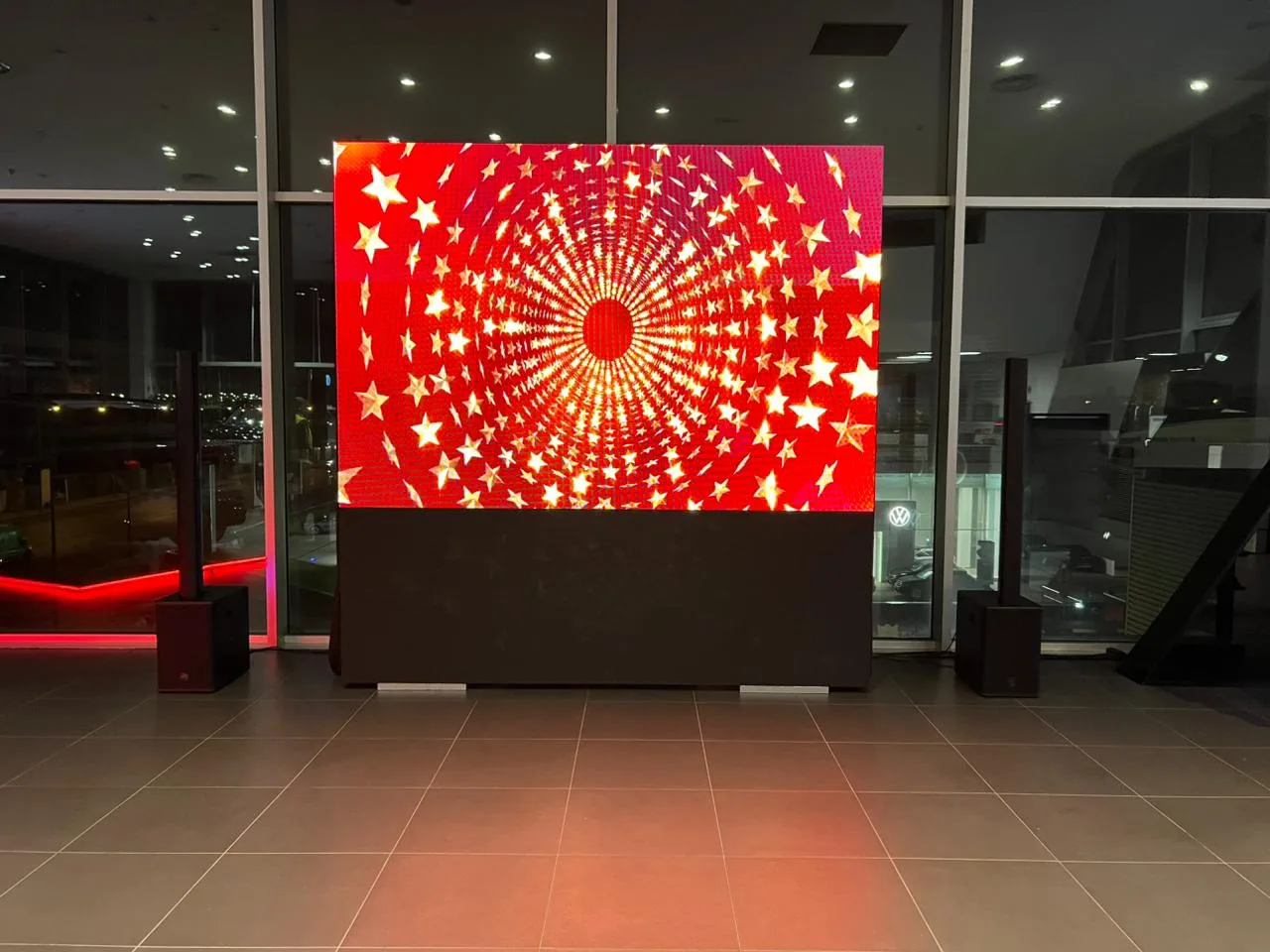 Écran LED sur pied et enceintes dans un showroom Volkswagen