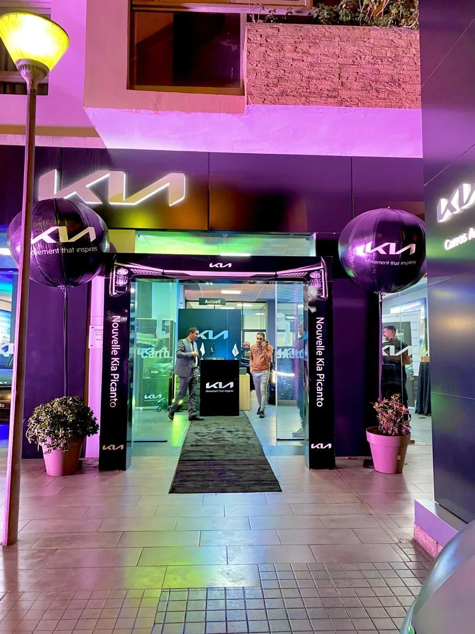 Mise en lumière nocturne d'un showroom Kia pour le lancement de la Nouvelle Picanto
